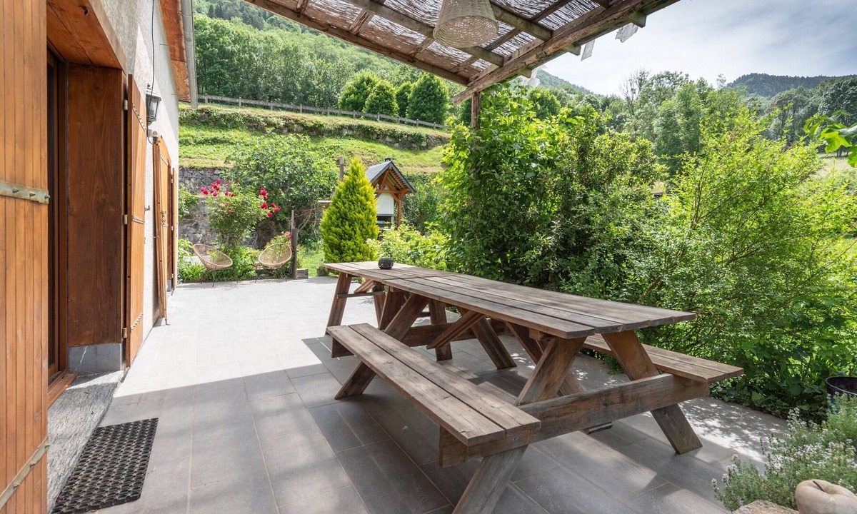 Bazus-Aure House | Holiday Home 'Gite Baupeillas' with Mountain Views, Private Terrace and Wi-Fi