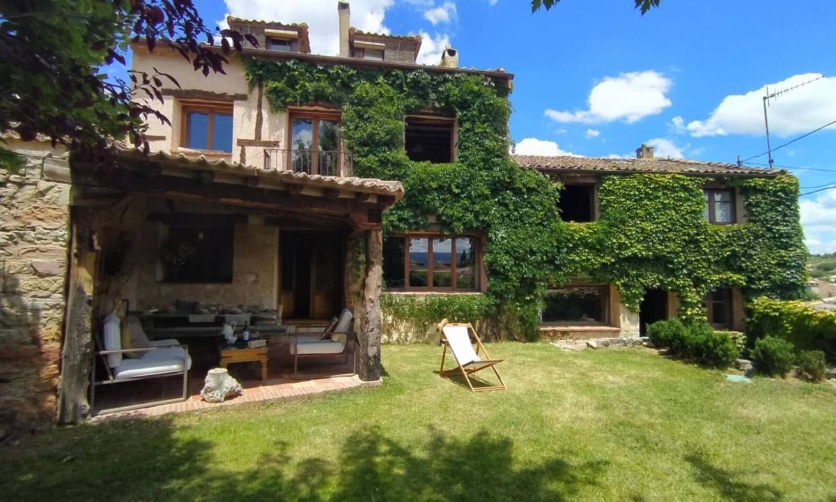 Requijada House | Holiday Home 'La Casa Del Herrero' with Mountain View, Private Garden and Wi-Fi