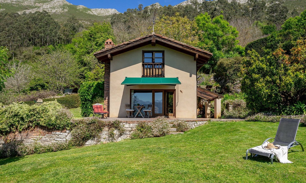 Cueli House | Holiday Home 'La Llosa Del Valle' with Mountain View, Private Terrace and Private Garden