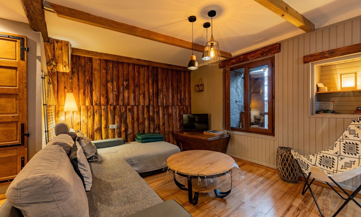 Orgeix House | Holiday Home 'Maison De Village' with Private Terrace