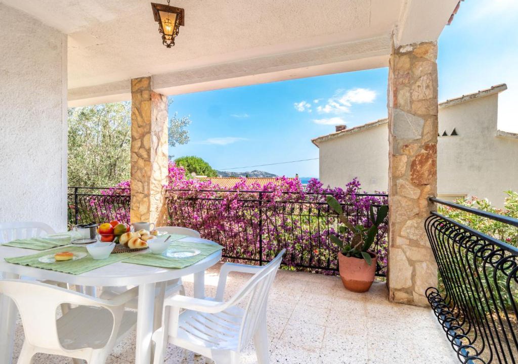 El Mas Fumats House | Holiday Home People I by Interhome