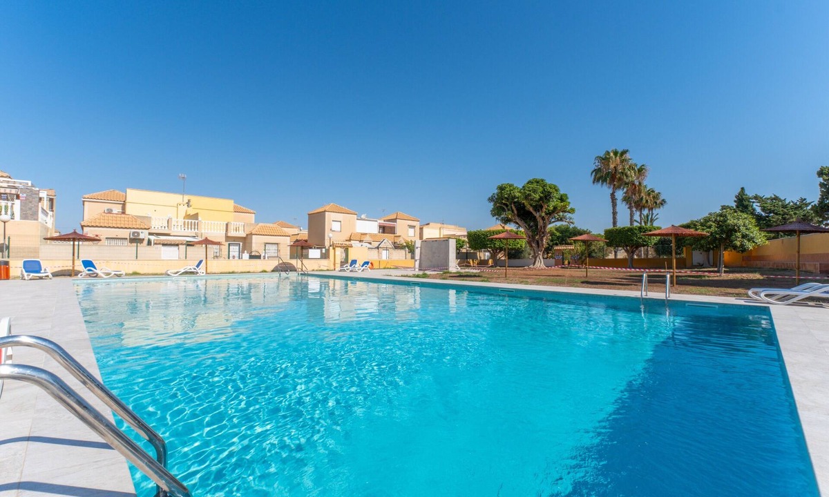 Torrevieja House | Holiday Home 'Tu Rincón Acogedor' with Shared Pool, Wi-Fi and Air Conditioning
