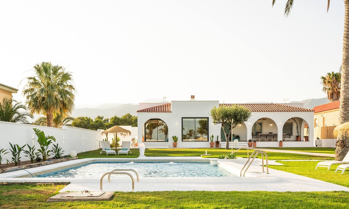 Roquetas de Mar House | Holiday Home 'Villa Taray' with Sea View, Wi-Fi and Air Conditioning