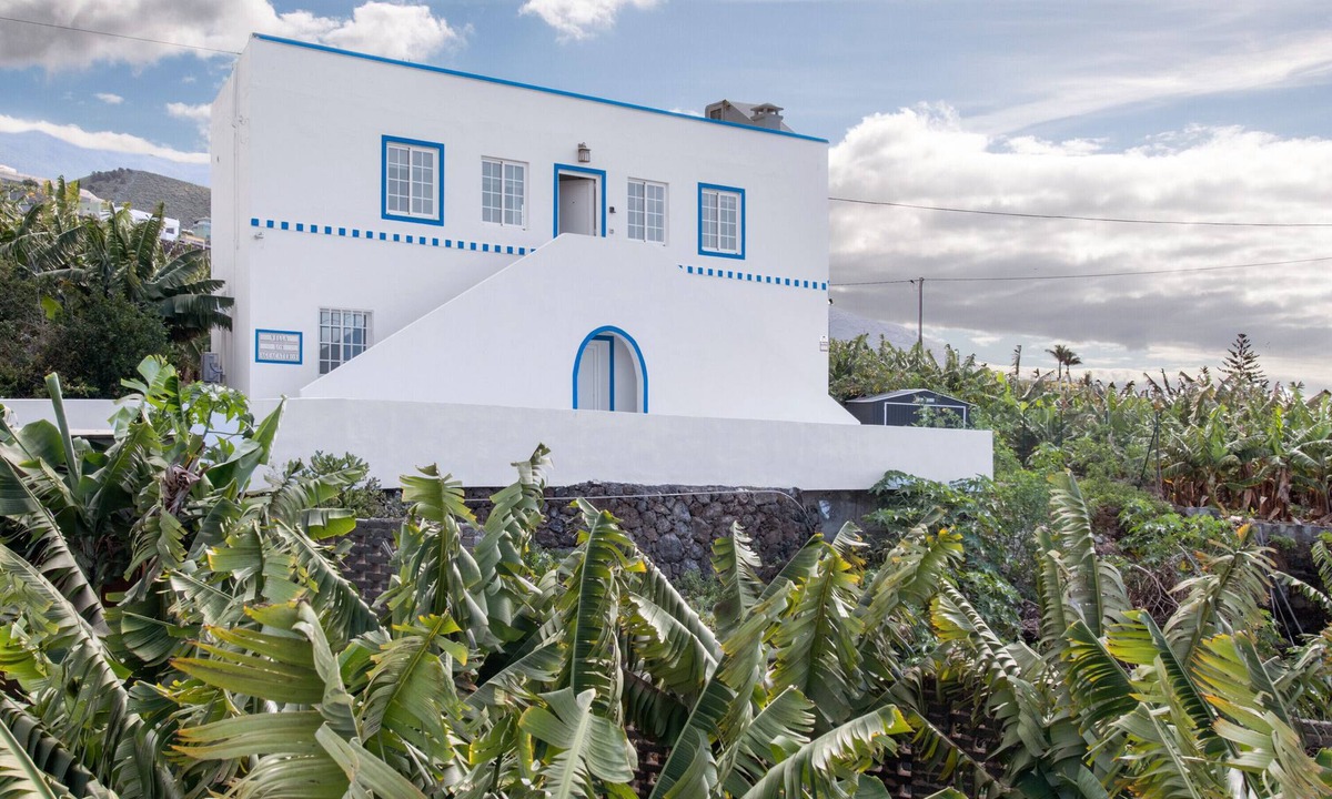 Tazacorte House | Holiday Home 'Villa Los Aguacateros' with Private Terrace, Wi-Fi and Air Conditioning