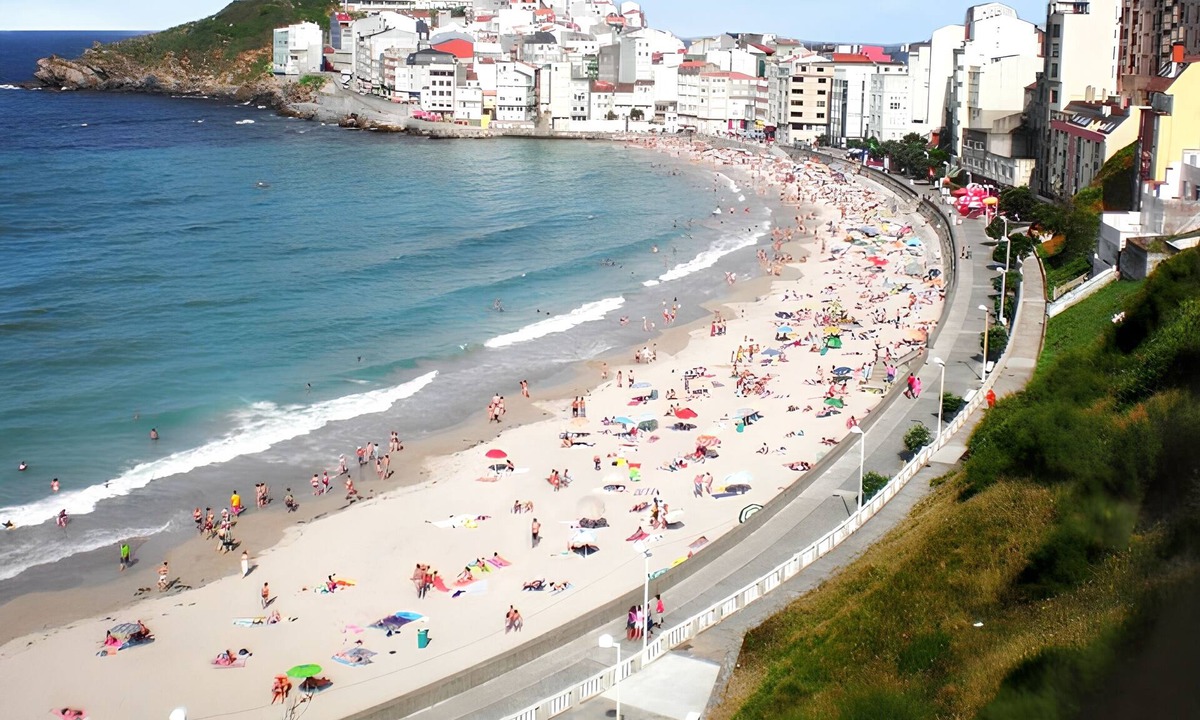 Malpica de Bergantinos Apartment | Homerez - Apt. in Malpica, sea and mountain views