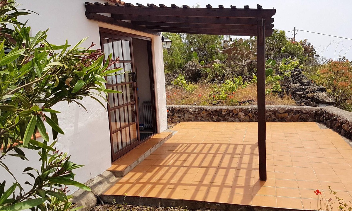 Los Llanos de Aridane House | Homerez - House 9 km away from the beach for 2 ppl. with shared pool and terrace