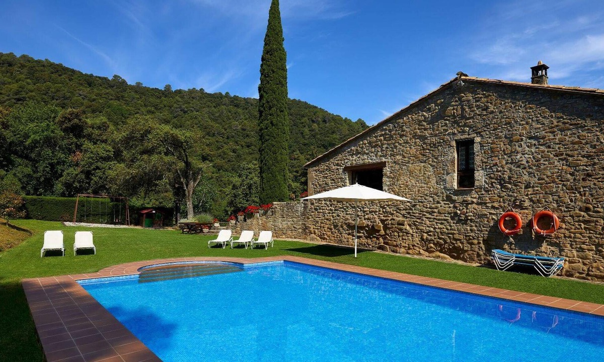 Merlant Apartment | Homerez - Spacious appartement for 6 ppl. with shared pool at Girona