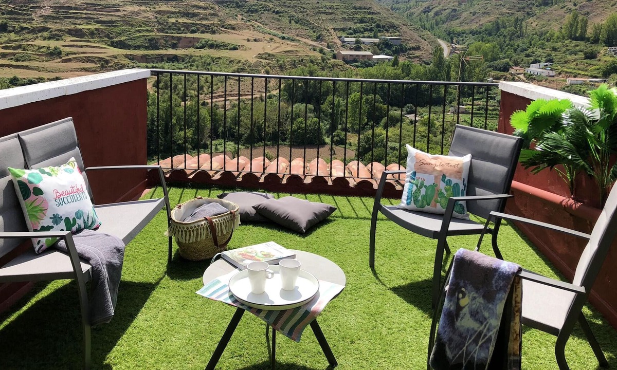 Viguera House | Homerez - Spacious house for 6 ppl. with terrace at Viguera