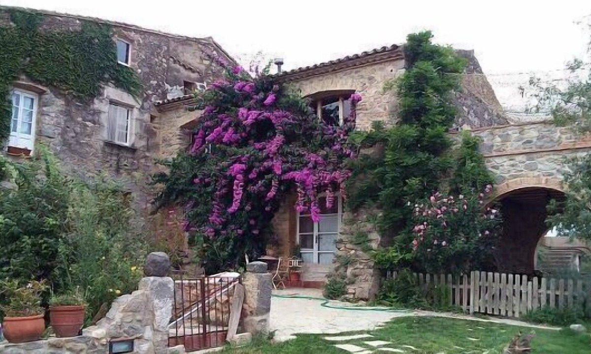 Torroella de Fluvia Cottage | House-apartment in Masia del S. XVII 5 km. of the beach