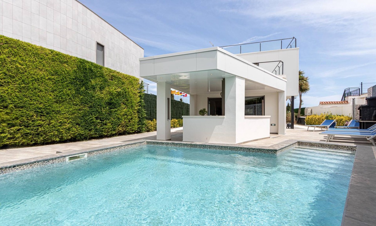 Bon Relax Ski Chalet | House Lieve, air conditioning, wifi, barbecue, private pool, parking.
