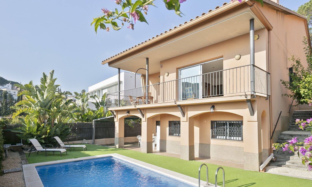 Sant Pol De Mar House | House on the beach with pool, for 9 people.