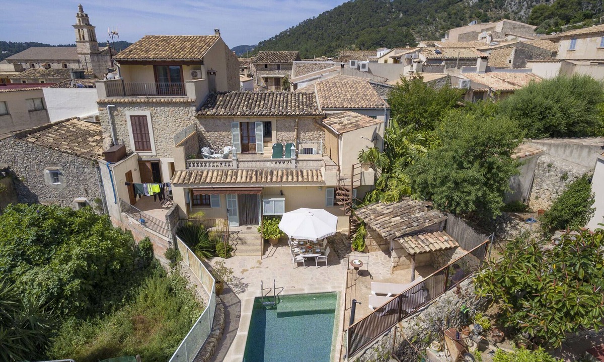 Caimari Ski Chalet | House with 3 bedrooms, 2 bathrooms and pool