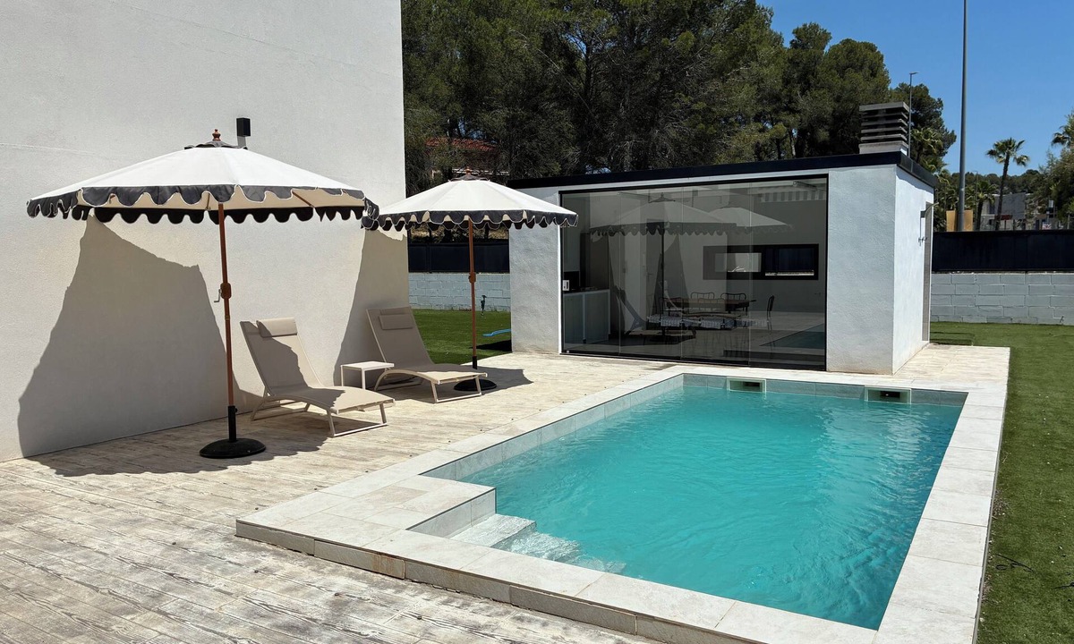 El Catllar Ski Chalet | House with garden, pool and barbecue in front of golf and forest, minutes from the beach.