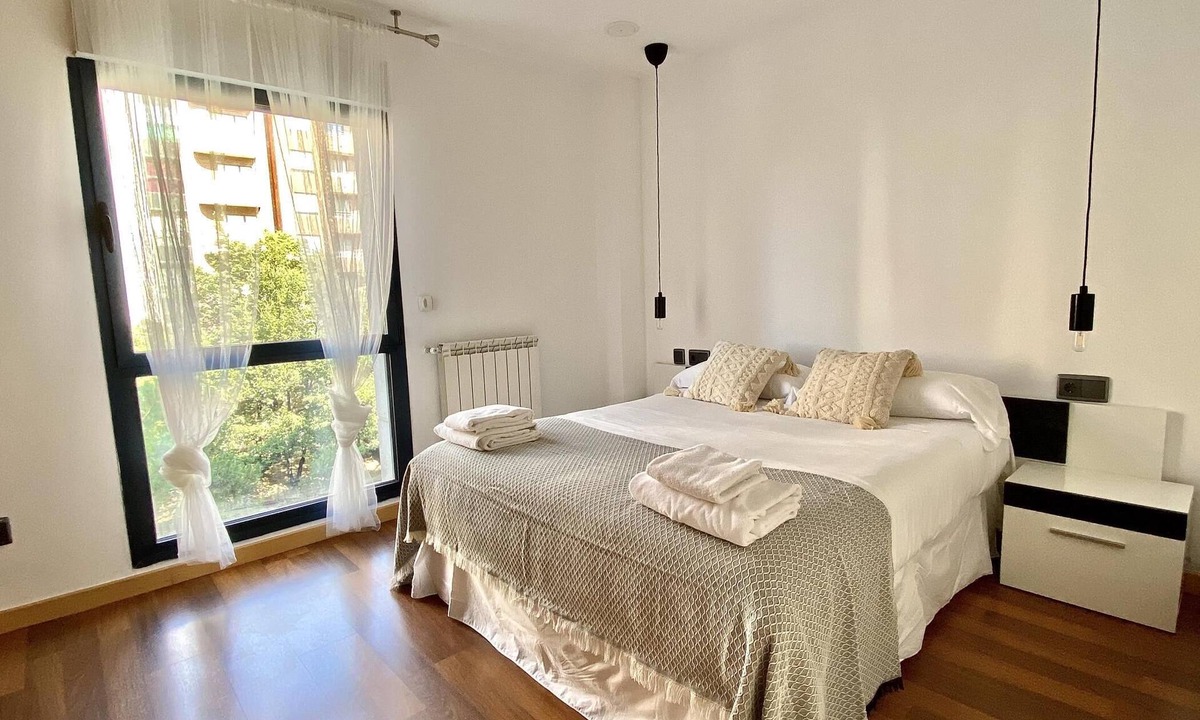 Leon Apartment | - Housingleon-center with two garage spaces