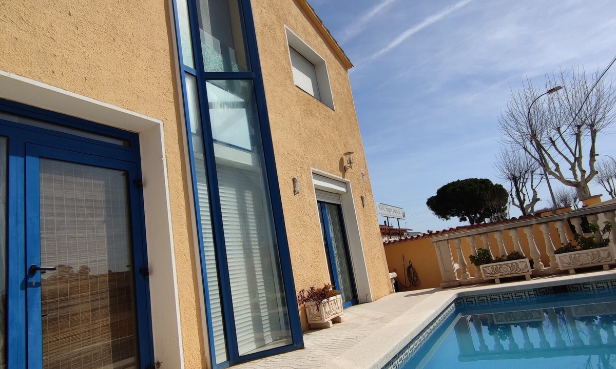 Empuriabrava House | INDEPENDENT VILLA 4 BEDROOMS WITH PRIVATE POOL