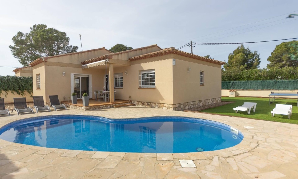 Les Tres Cales Villa | INNOUTHOME FAMILY PRIVATE VILLA WITH SWIMING-POOL, BBQ AND WIFI COLL DE BALAGUER