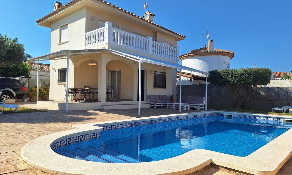 Les Tres Cales House | intimate house with private pool near the sea