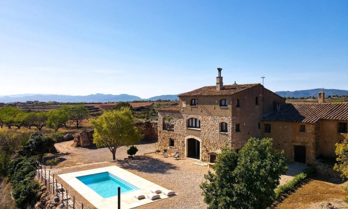 Aiguamurcia House | Isolated farmhouse surrounded, vineyards, olive trees and forest