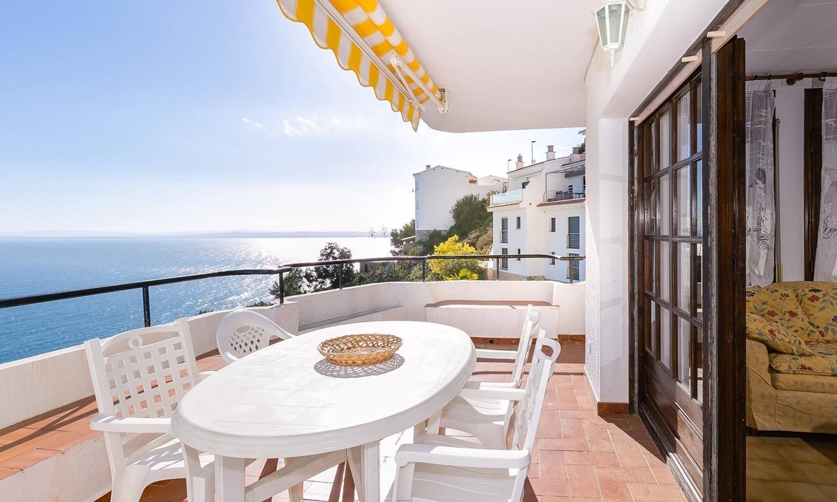 Almadraba-Canyelles Apartment | JOAN MARGARIT 3-A - Apartment in Puig Rom (Roses) with communal pool and beautiful sea views.
