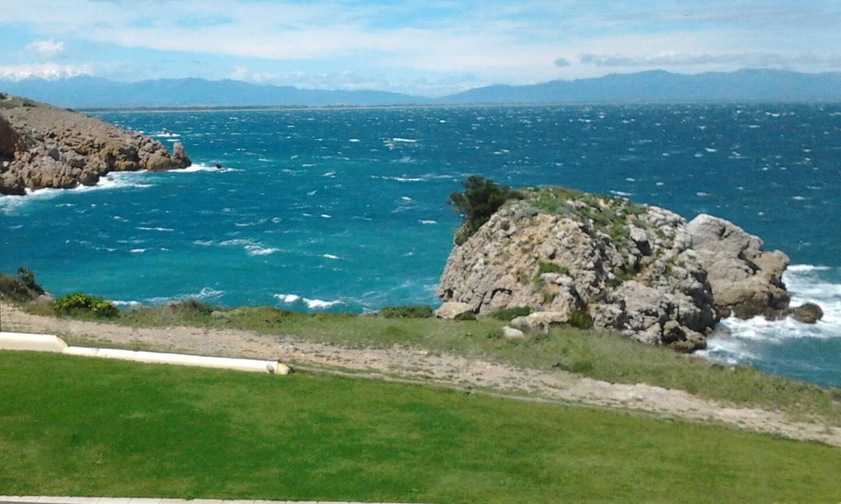 L'Escala Apartment | L'escala: Seafront - Residence with swimming pool - Bay of Roses and Pyrenees views