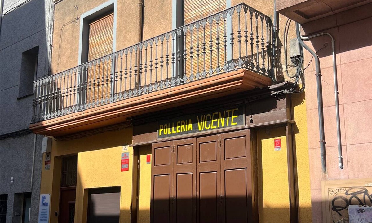 Figueres Apartment | La Divina: Apartment with Balcony in the Heart of Figueres