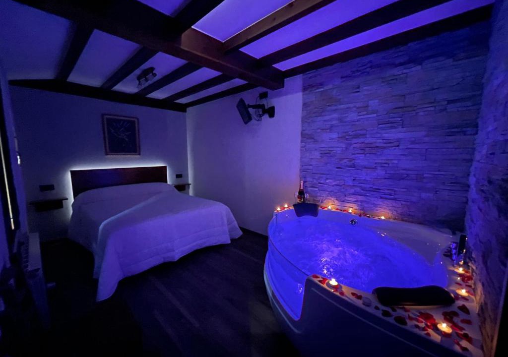 Buron Apartment | La Era de Lario habitación con Jacuzzi