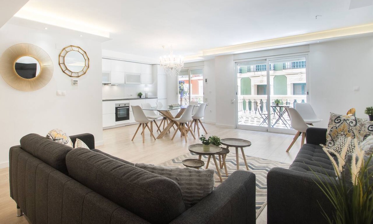 Barri Vell - Santa Creu Apartment | Large 4BR with AC Steps to the Beach