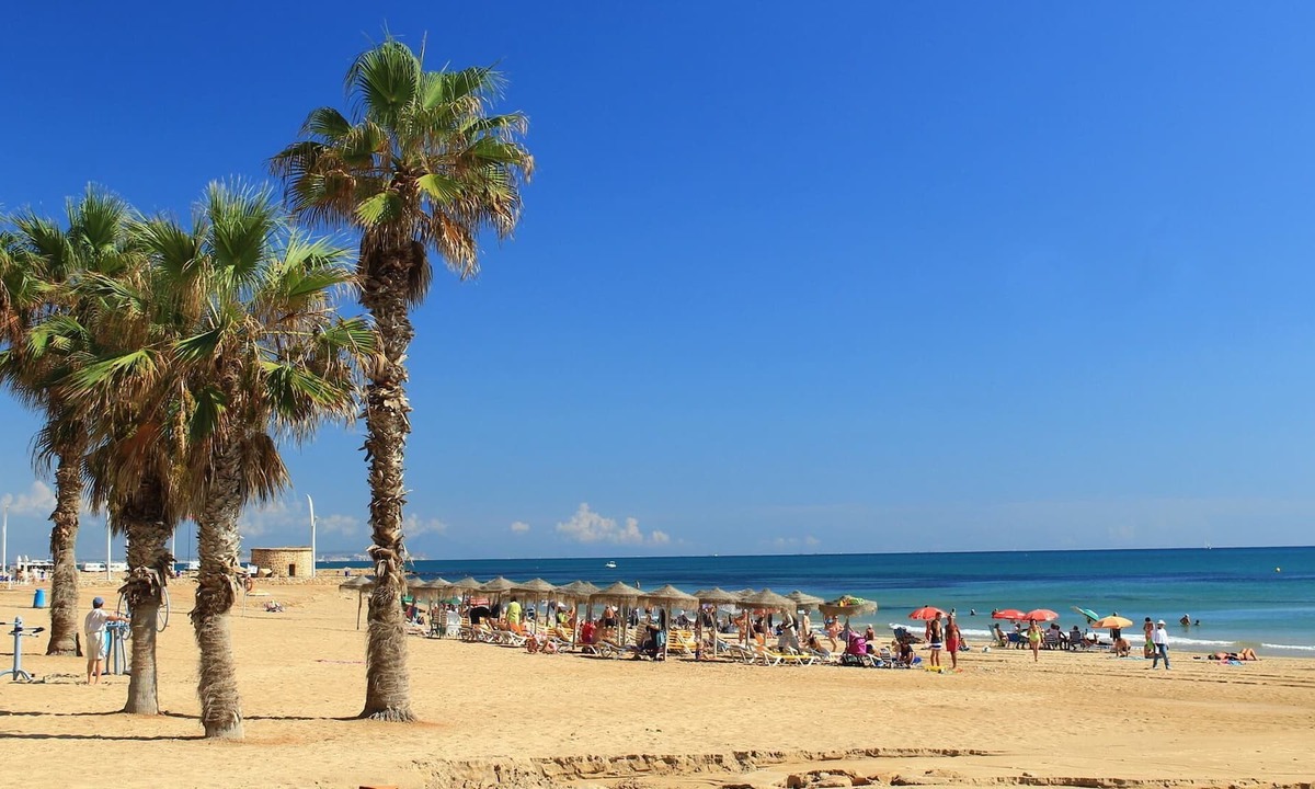 La Siesta Apartment | Large apartment in La Siesta, Torrevieja with beautiful private terrace with trees