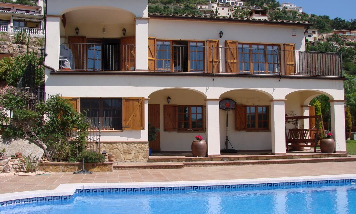 Calonge Villa | Large Villa with Heated pool 2km from beach suitable for families and groups