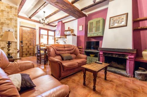 Alcala del Jucar House | Las Cuevas Del Abismo