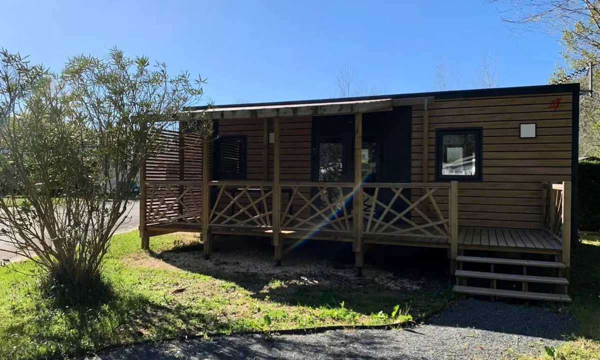 Sadirac House | Laurier Mobile Home: 3 Rooms, Sleeps 4, Air-Conditioned + TV, 2 Bathrooms