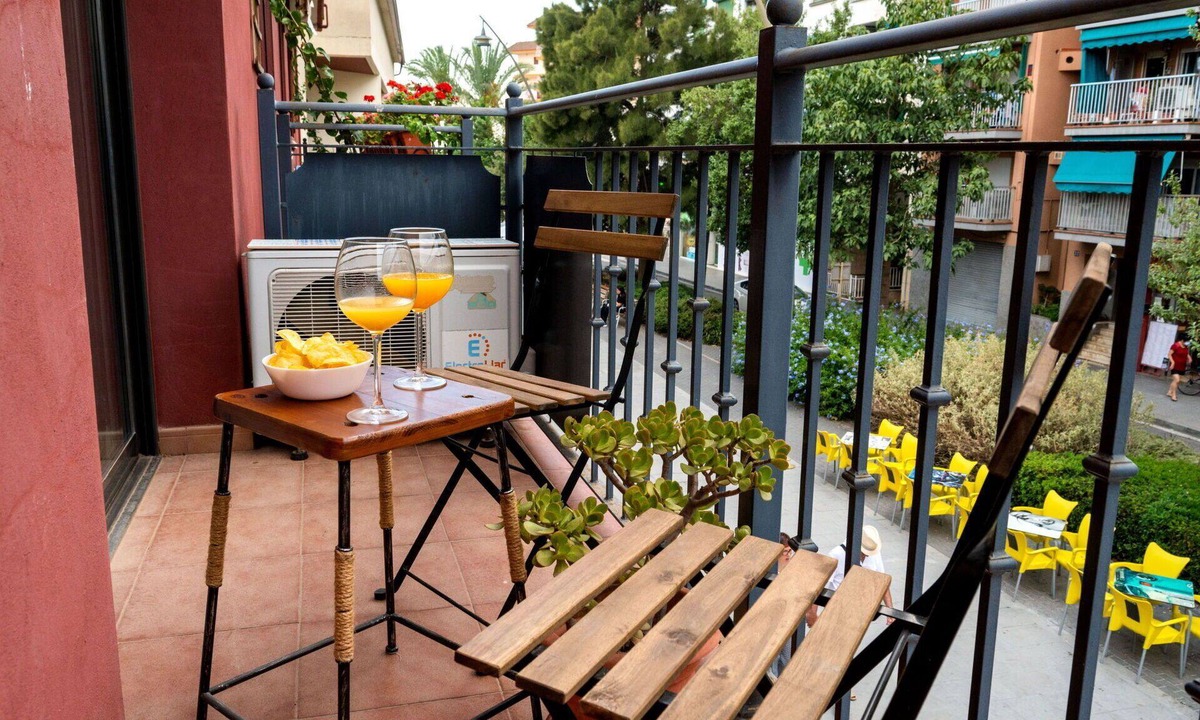 Malgrat de Mar Apartment | Lovely apartment for 3 people with A/C, WIFI, TV and balcony