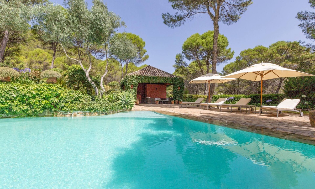 Gaucin House | Luxurious Villa ‘La Casa Roja’ with Pool, Mountain View & Wi-Fi
