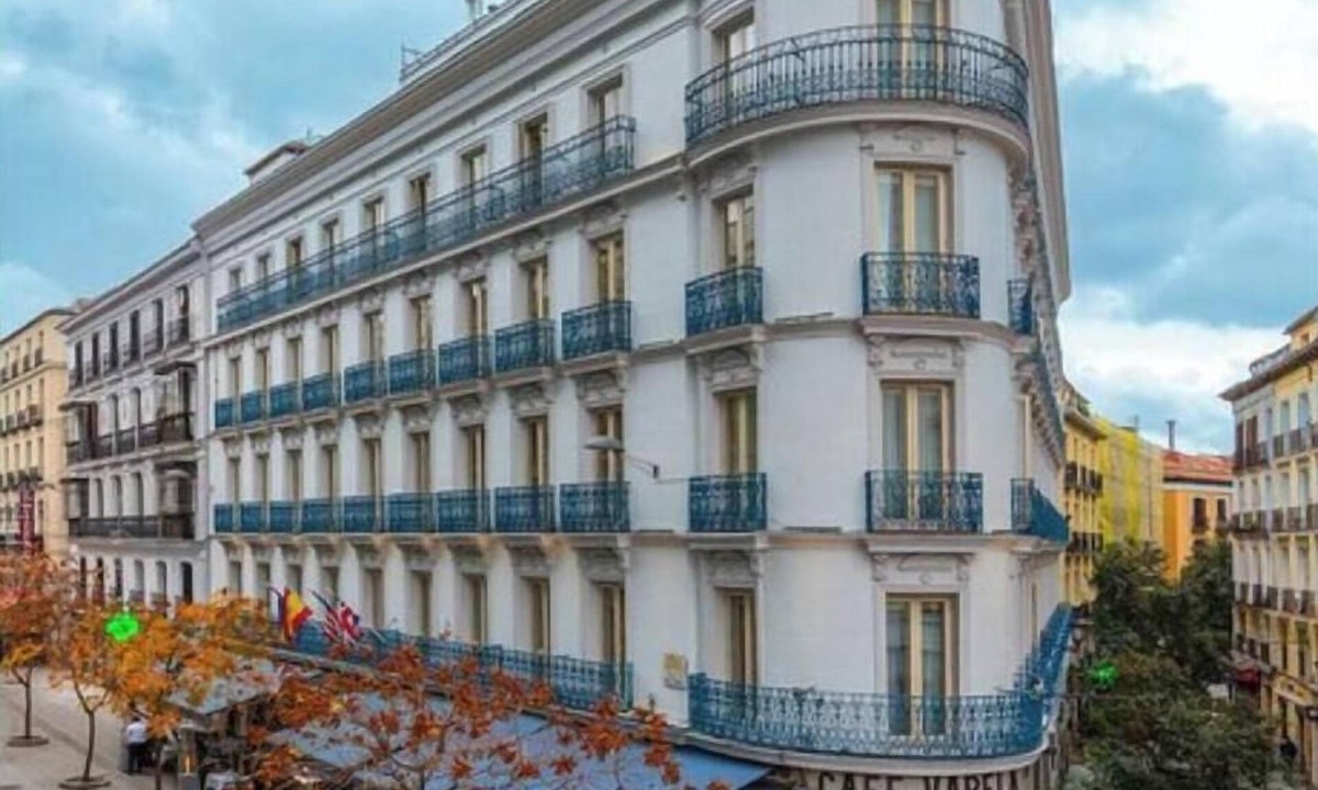 Sol Apartment | Luxury Designer Apartment with Balcony Views of Puerta del Sol
