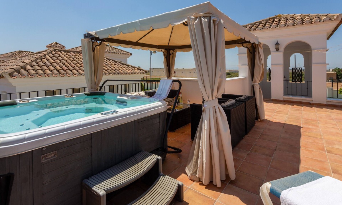 Roldan Villa | Luxury Spa & Golf Villa Denton with Garden, Jacuzzi, A/C & Wi-Fi