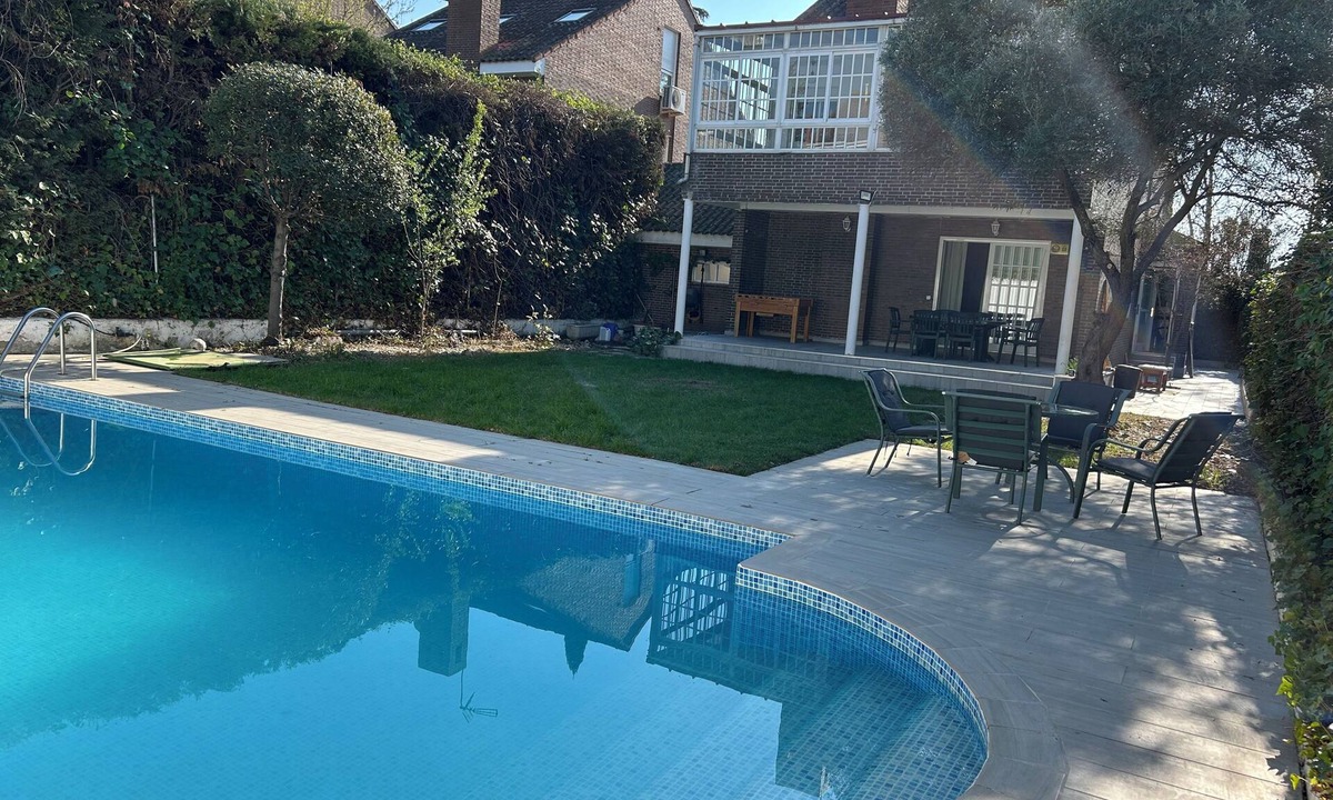 Rivas-Vaciamadrid Ski Chalet | Luxury villa with private swimming pool and garden