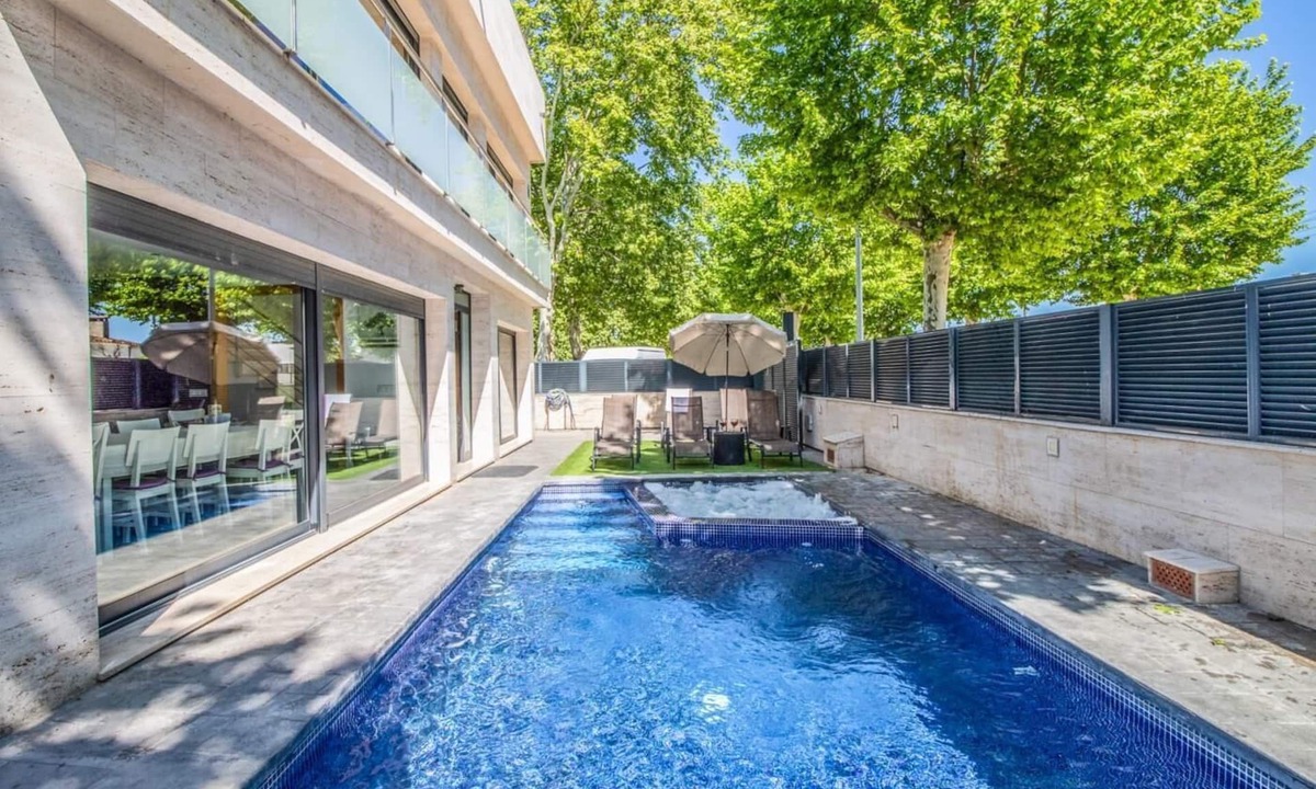 Castello d'Empuries Villa | LUXURY VILLA, HEATED POOL WITH JACUZZI, INTERNET, NEAR BEACH