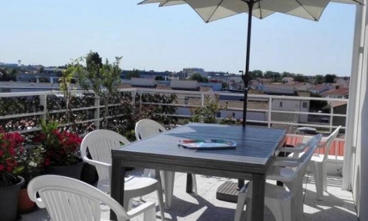 La Rochelle Apartment | Modern 3-room apt, terrace, parking, in La Rochelle