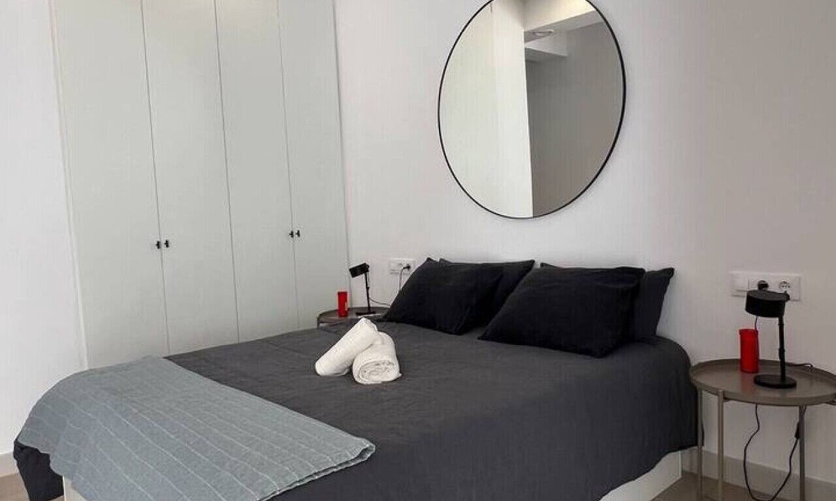 Safranar House | Modern Apartment with Patio & Two Bathrooms