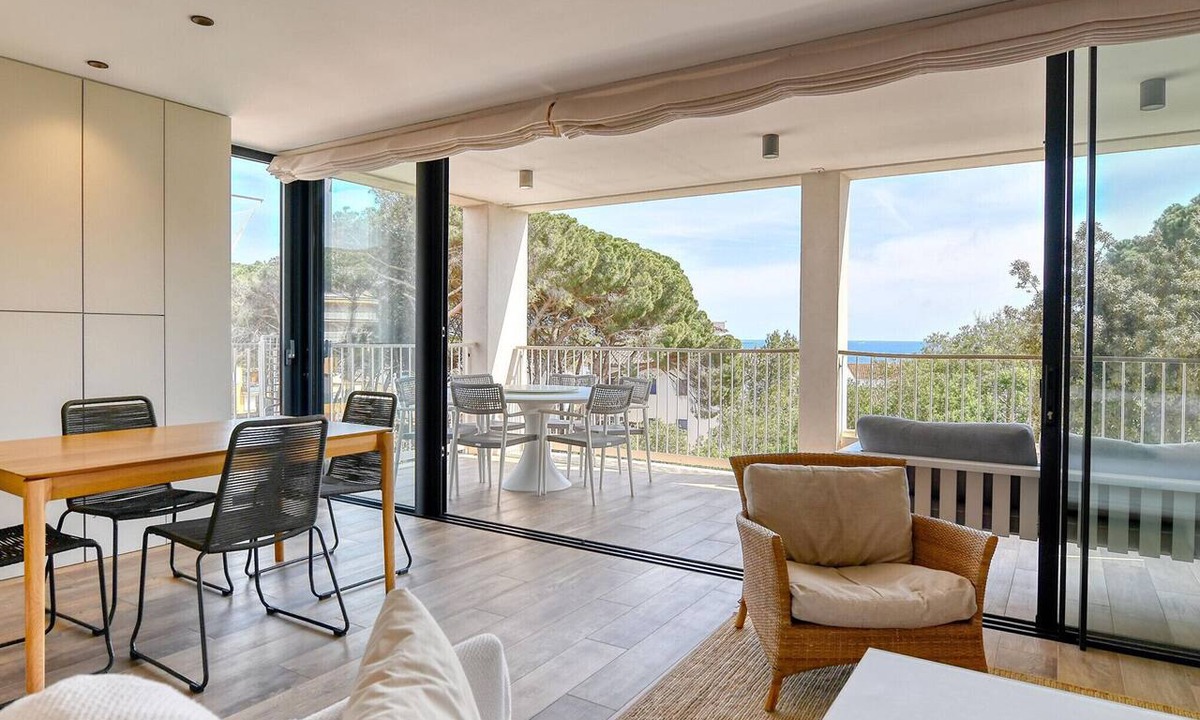 Calella de Palafrugell Apartment | Modern three-bedroom apartment with pool in the center