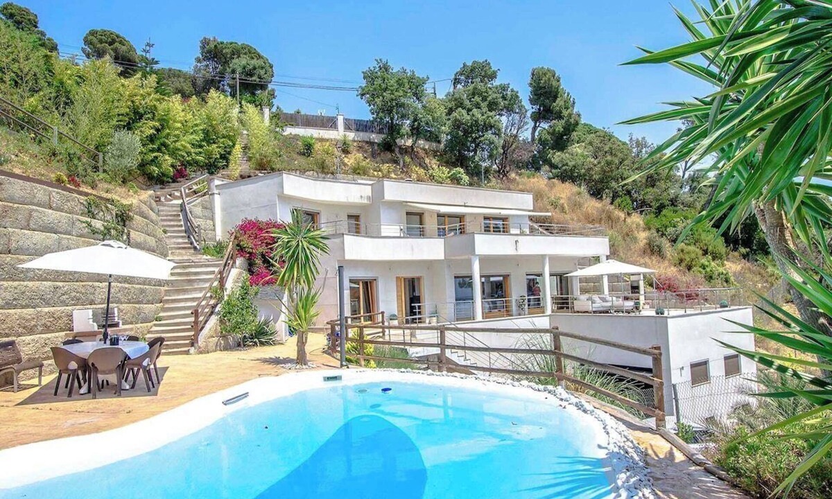 Sant Cebria de Vallalta Villa | Modern Mestral - a few km to the beach!