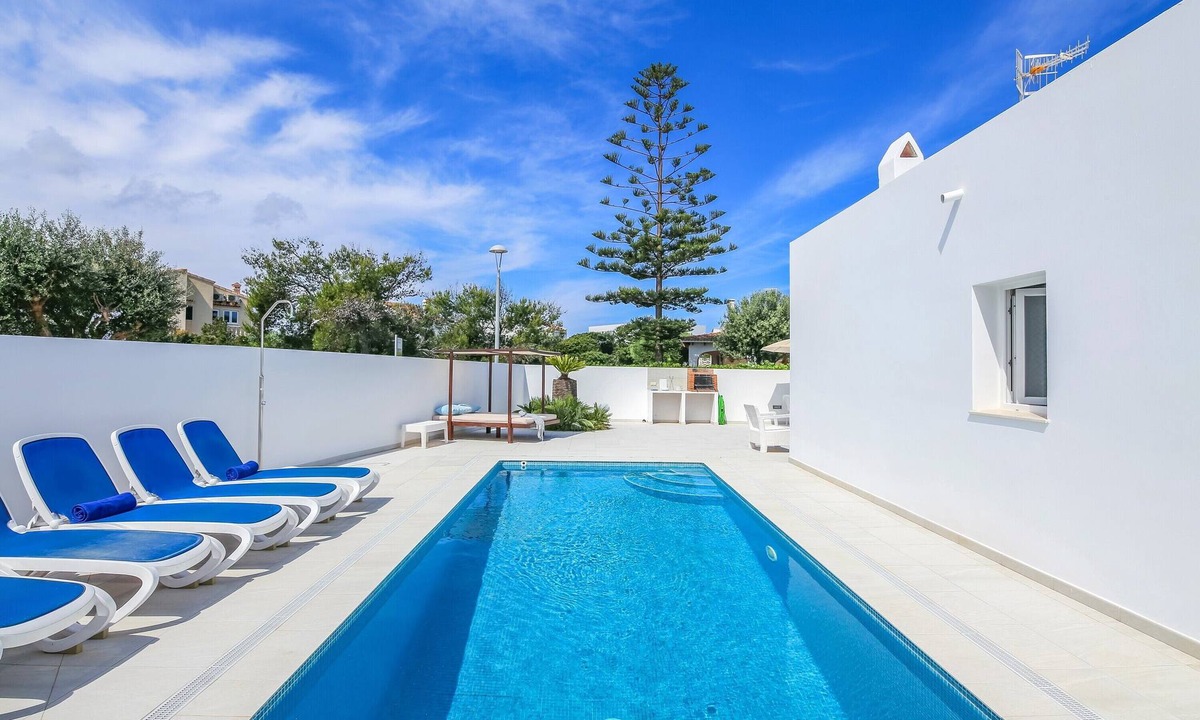 Cala Blanca House | Modern-style villa near the beach – Villa Garasa