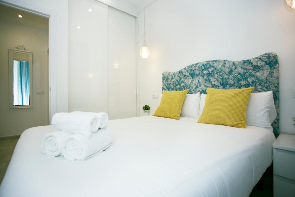 Torremolinos Apartment | MONKÓ CENTER, GARDEN & POOL o