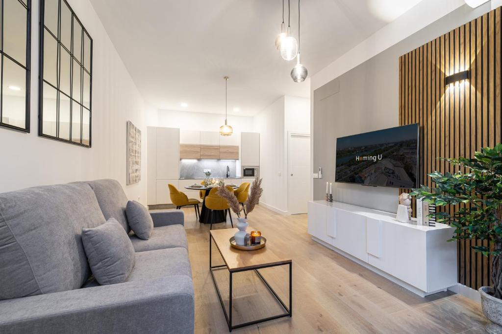 Explanada de la Estacion Apartment | Naranjas y Limones Málaga, by Homing U