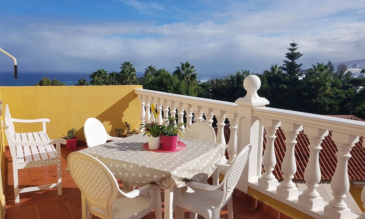 Puerto de la Cruz Condo | NEAR BEACH. 90 METER. 2 DOUBLE ROOMS. KITCHEN GREAT TERRACE SEA VIEWS. WIFIPARKING