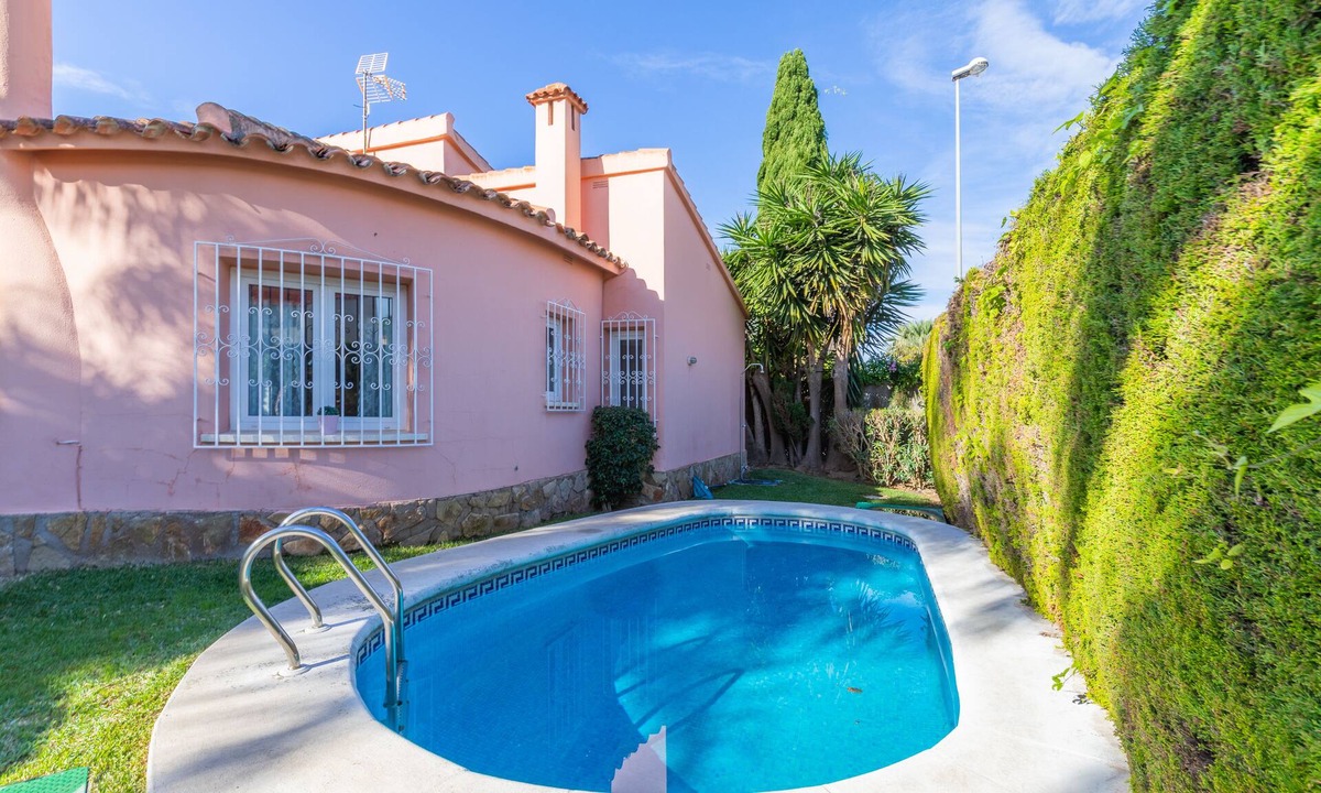 Molinell Villa | Oliva Nova Golf with pool, Wifi, TV SAT, garden, parking and offerts