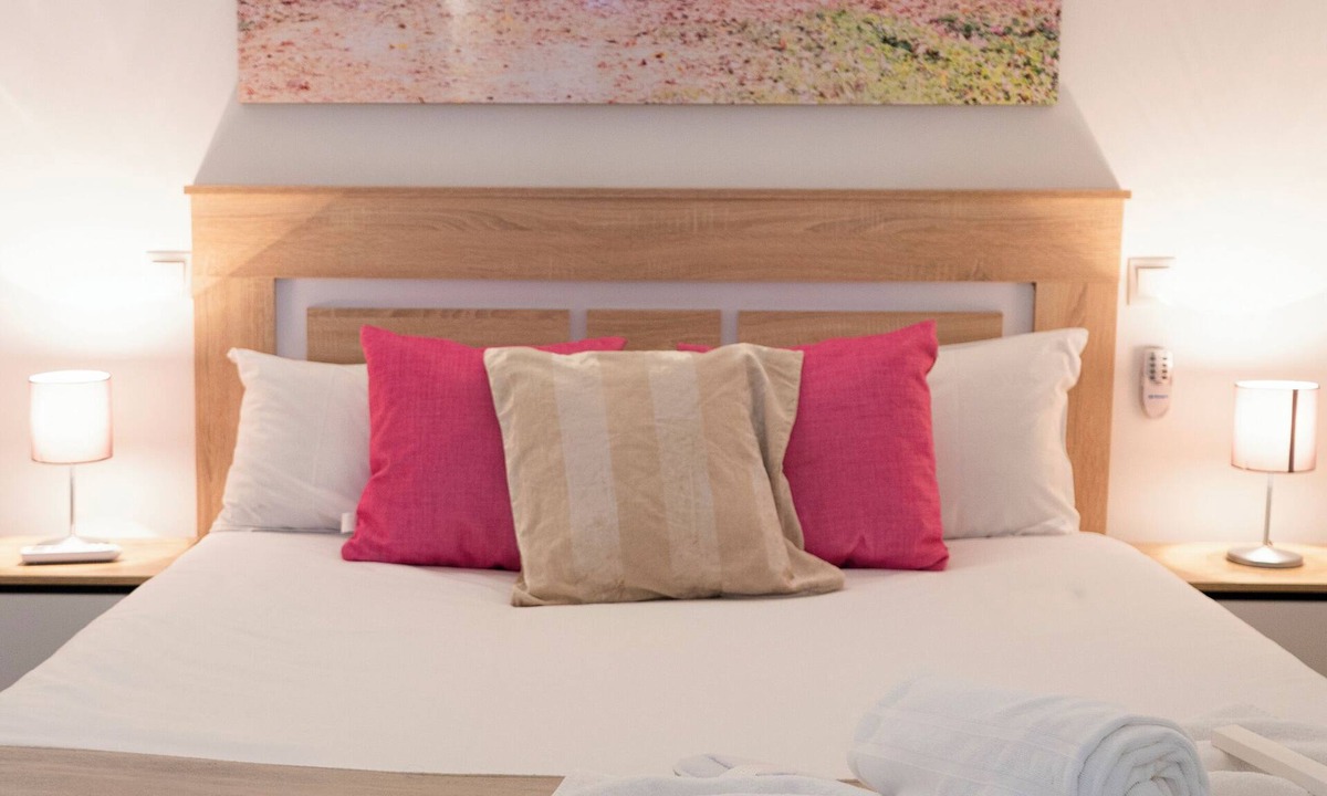 Almenara Apartment | Oshun Plaza Castilla
