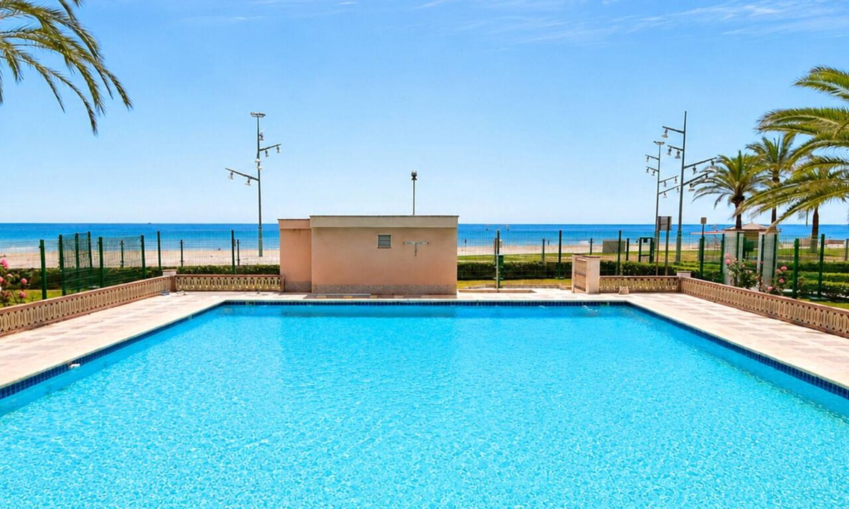 La Pineda Apartment | P7 Apartment with communal pool, beach at 100m