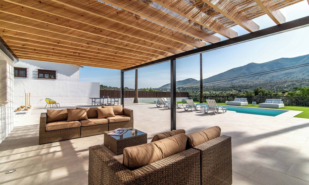 Churriana Villa | Palmtree Villa Málaga 5BDR Pool & BBQ