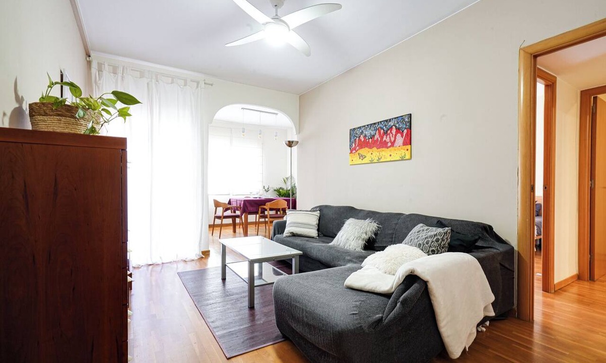 El Poble-sec Apartment | Poble Sec Flat · 2 Balconies · A/C · 4 Guests · Near Montjuïc